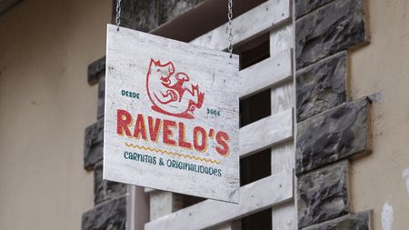 Muestra de logo Ravelos en señalización exterior